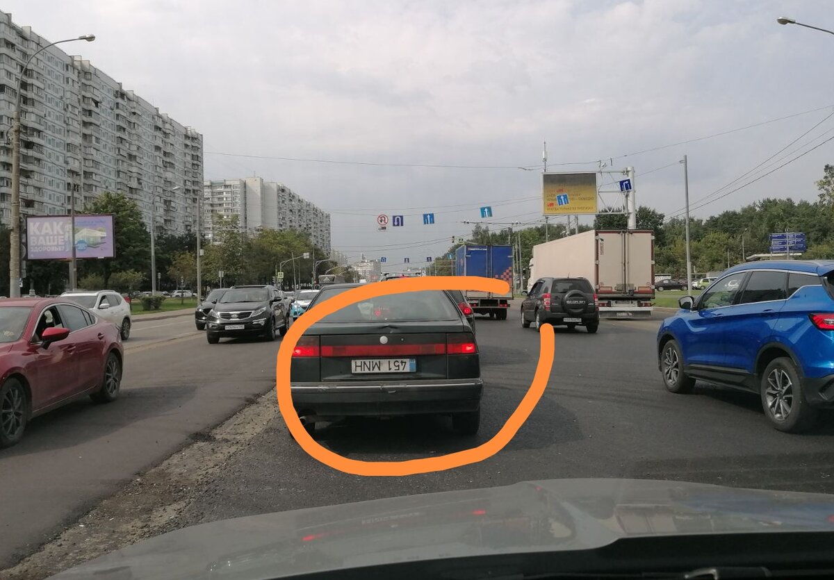 Фото автора, госномера у автомобиля перевернуты 