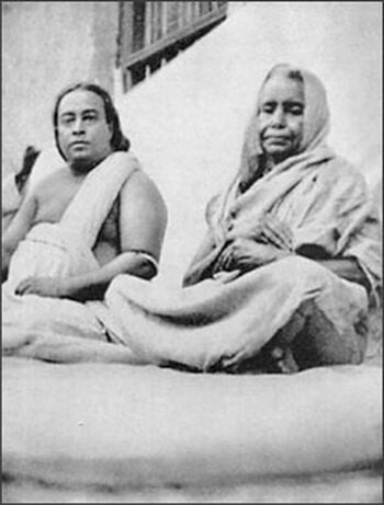На фото-Эта великая йогиня не ела и не пила 56 лет. Монах Парамаханса Йогананда возле ее дома в бенгальской деревне Биур в 1936 году. Фото с сайта kulichki.com