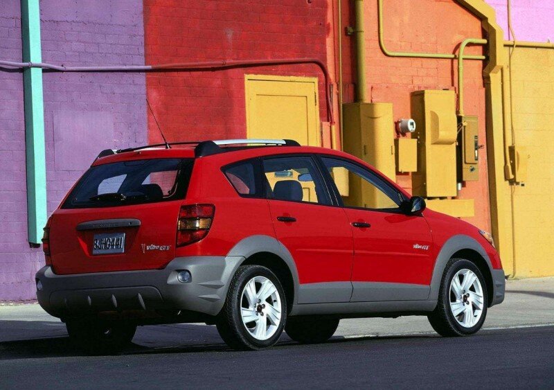 Вместительный Pontiac Vibe начал выпускаться с 2003 года, в США, в городе Фримонт, Калифорния. Хотя образец был в первый раз представлен на Детройтском автосалоне в 2002 году.-2