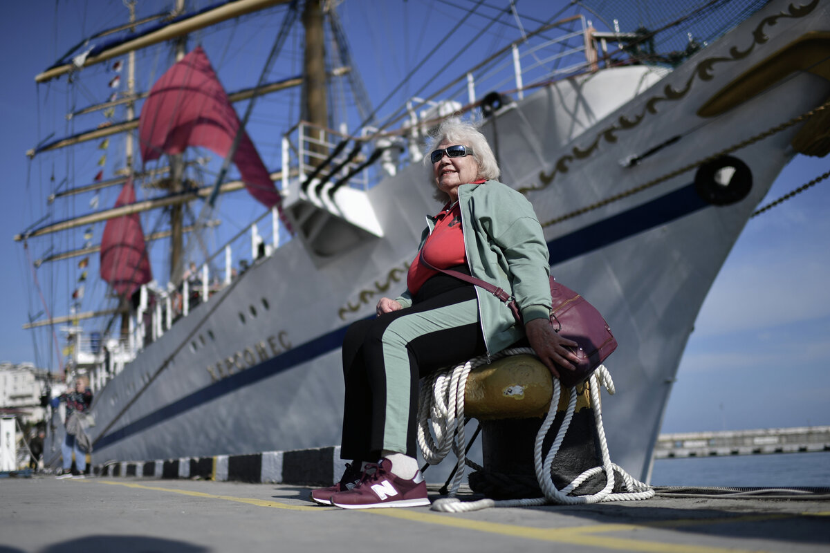 Женщина возле парусника «Херсонес» в Ялте // Туристический портал Республики Крым, Константин Крестьянинов 