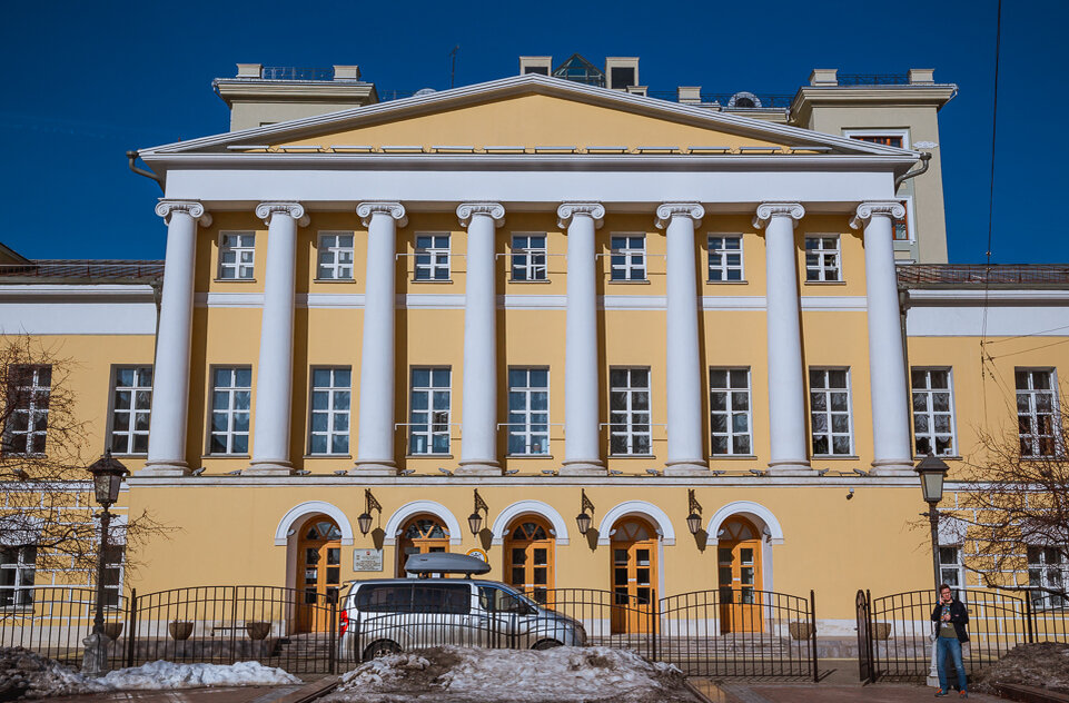 Московская историческая школа. Гнесинское училище здание. Им.Гнесиных Москва. Фасад Гнесинского училища. Фасад нового здания Гнесинского училища.