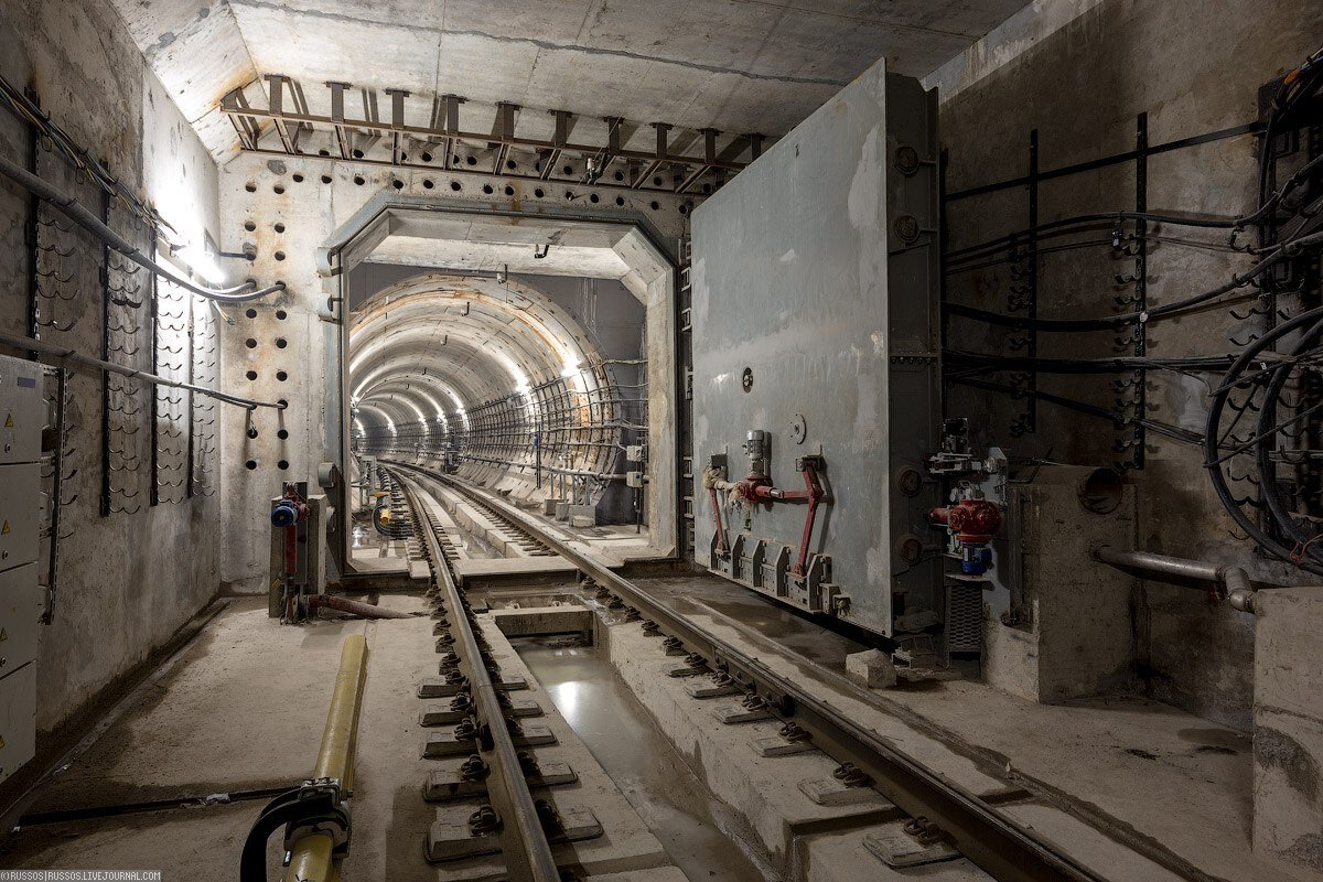 Гермозатвор в метро москвы. Гермозатвор сработал на арбатской. Гермоворота в метро 2033. Гермозатворы в московском метро. Гермозатвор в метро москвы.