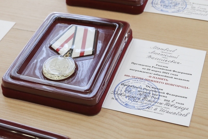Медаль и удостоверение, врученные официально (фото: администрация Нижнего Новгорода)