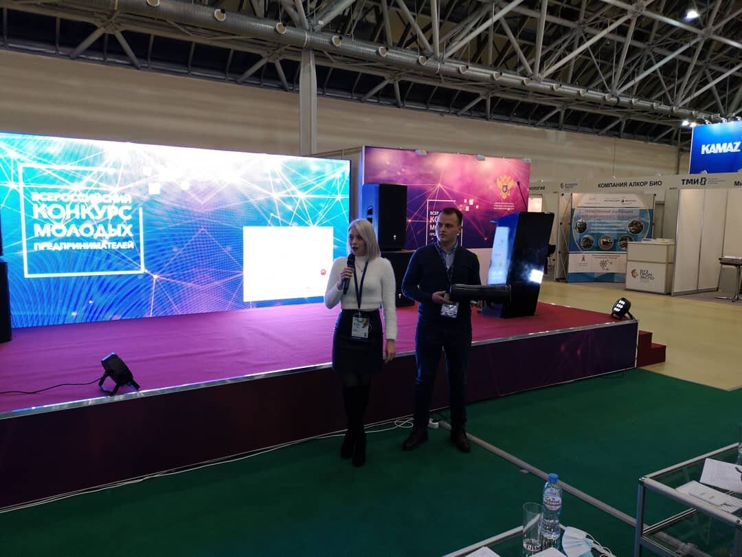 Магистрант демонстрирует модель бактерицидного облучателя-рециркулятора, который они разработали с командой