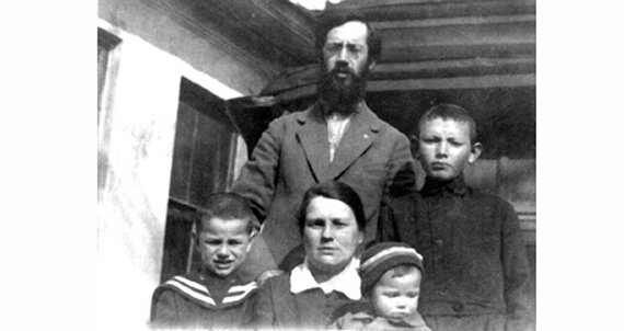 Священномученик Владимир Амбарцумов с семьей