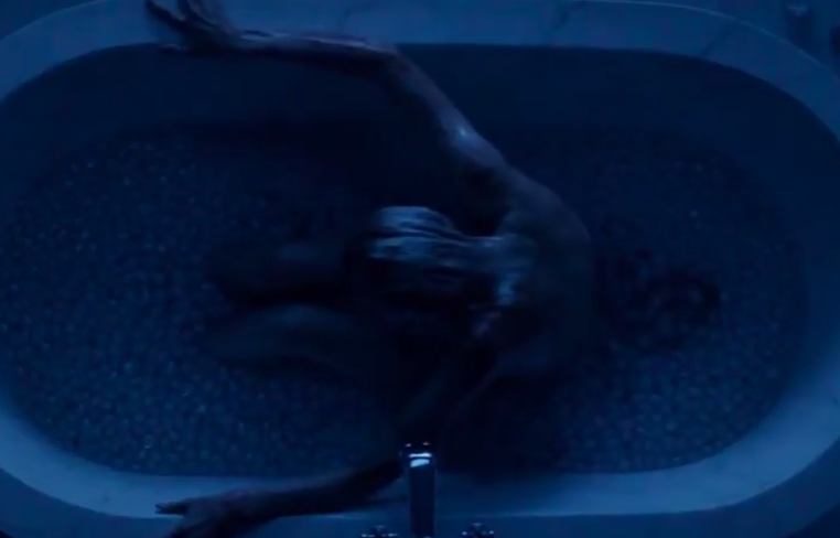 Шарлиз Терон расслабляется в ледяной ванне с бутылкой водки