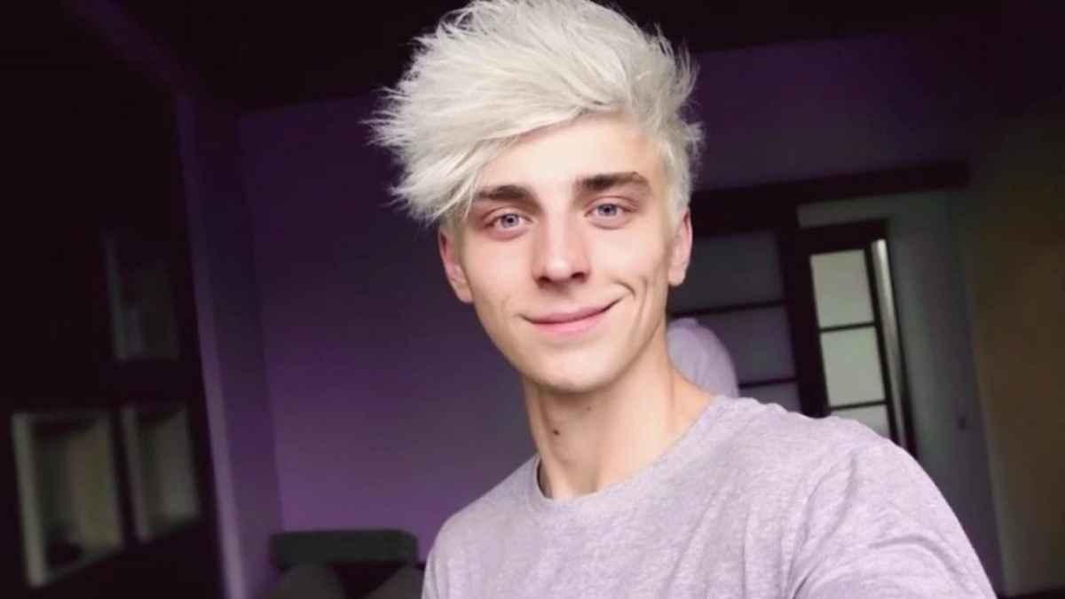 Влад А4 (Влад Бумага), ютубер. Ему 25 лет. Как ни странно, Бумага - это его настоящая фамилия, так он и придумал себе псевдоним А4. Один из самых популярных блогеров на русскоязычном ютубе (более 36 миллионов подписчиков 🤯), но мы его не любим.