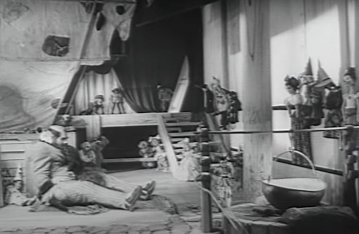 Кадр из фильма "Золотой ключик или приключения Буратины" 1939 года.