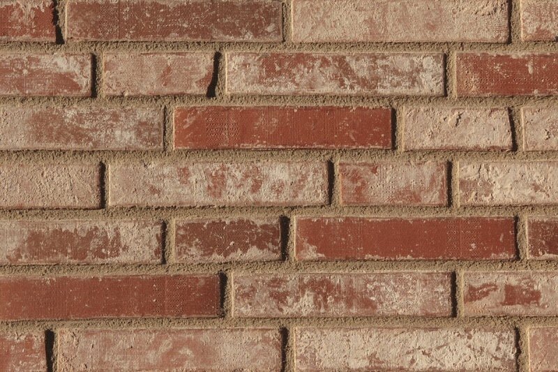 Клинкерный кирпич – приоритетный материал для облицовки фасадов, кладки печей, каминов и строительства заборов