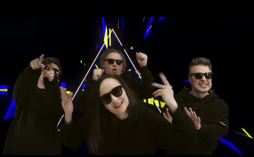 Кадр одного из наиболее забавных клипов 2021 года от группы Дайте Два и Константина Кинчева. К данному клипу мы еще вернемся чуть ниже...