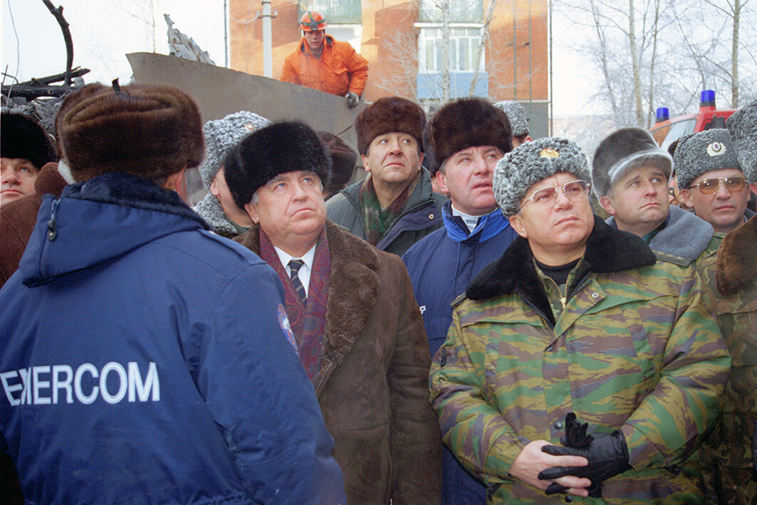 Сергей Шойгу  докладывает Виктору  Черномырдину  первые результаты  работы. Фото Бориса Слепнева