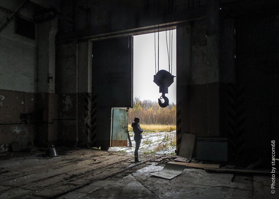 Кажется девушка заскучала. Интересно, о чем она думает, глядя на этот крюк?