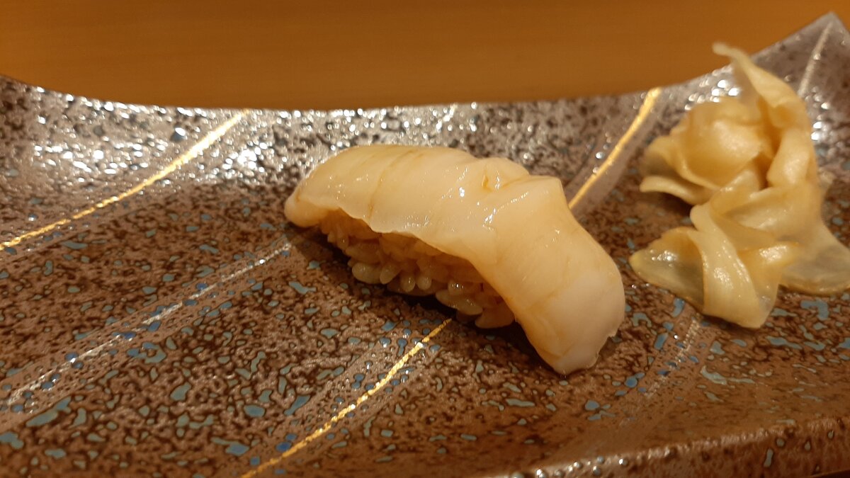 Суши с креветкой.