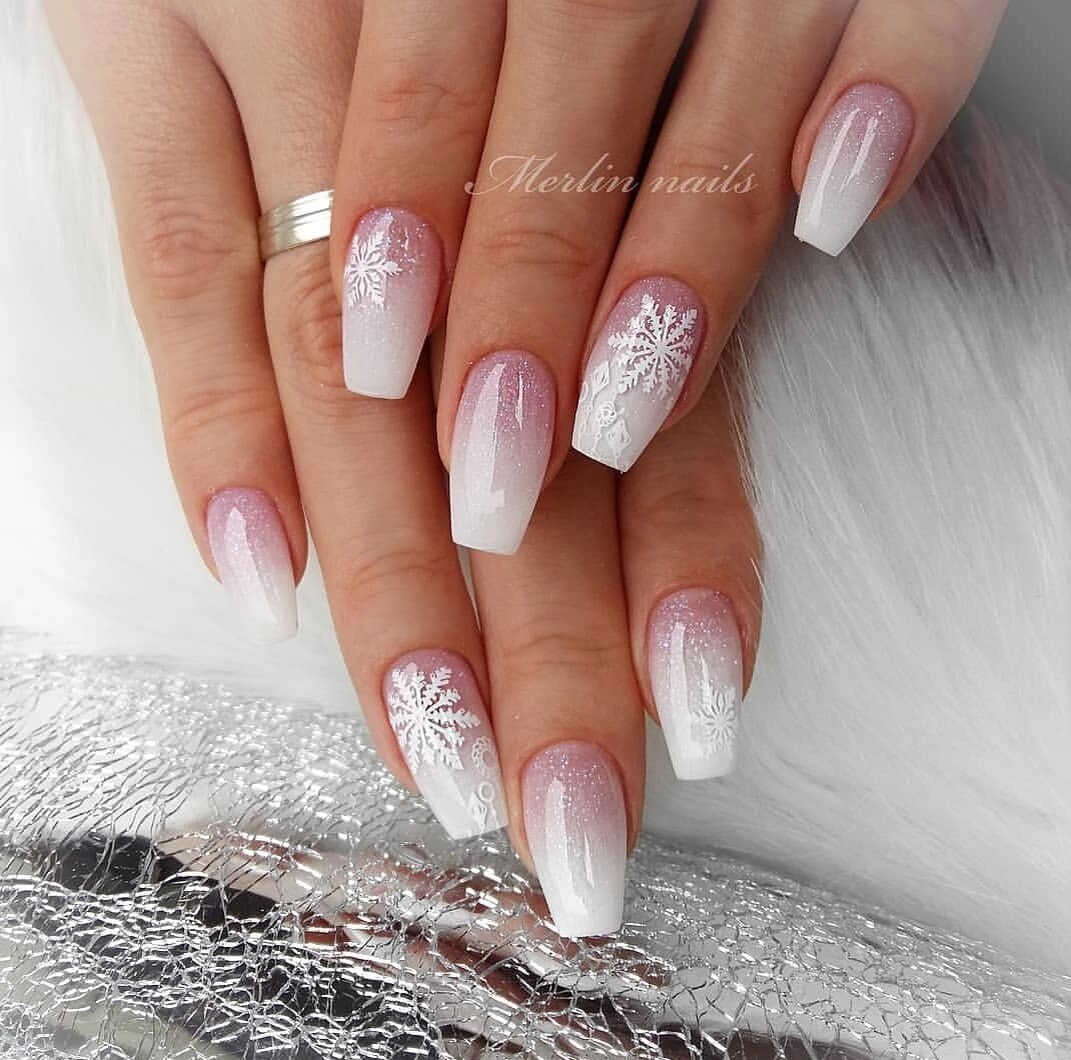 Как научиться делать маникюр гель-лаком в домашних условиях?
Гель-лак — самый популярный материал. Держится на ногтях до трех недель, дает эффект идеального глянцевого (или матового) покрытия, цветовая палитра насчитывает сотни оттенков. Поэтому поговорим мы о том, как научиться делать именно гель-лаковый маникюр.