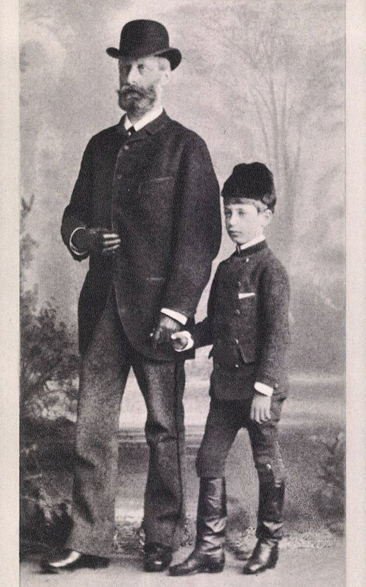 Со своим отцом. Прага. 1884 год