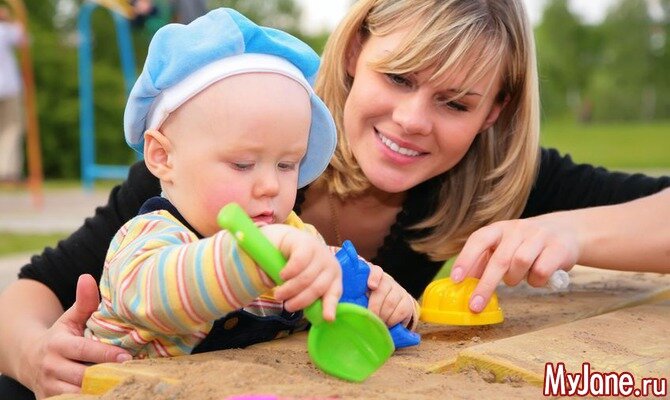 Даже во время обычных, не развивающих игр, ребенок многому учится, причем в каждой сфере:

- познавательная сфера жизни.Малыш учится познавать мир в игре. Он узнает про разные свойства предметов, их назначение. В результате также развивается логика, мышление, память и внимание.

- образное мышление, фантазия и воображение.В игре ребенок оживляет предметы, говорит за персонажей. В листиках, он видит деньги, в песке – тесто для булочек. В итоге у малыша развивается воображение и фантазия. Ведь воображение – главный аспект игры. Ребенку приходится приниматьнестандартные решения. Поэтому желательно приобретать малышу не только максимально реалистичные игрушки, но и такие, которые побуждают думать и фантазировать.

- физическое развитиетоже происходит во время игры. Ребенок бегает, прыгает, играет с мячом. Все это помогает развивать силу, ловкость, мышечный тонус, совершенствовать все двигательные навыки.

- речь.Ребенку надо проговаривать свои действия, говорить за персонажа игры. Кроме того, если игра групповая, значит, малыш учится общаться со сверстниками, договариваться, соблюдать правила, распределять роли.

- нравственные качества.Играя, ребенок учится сострадать, испытывать жалость, быть смелым и честным, дружить и любить. Хотя игра всегда с вымышленным сюжетом, выводы из таких игр самые настоящие.

- мотивационная сфера.Ее развитие тоже происходит в процессе игры.Ролевые игрыоснованы на подражании сценам из жизни, взрослому человеку. То есть, малыш примеряет на себя роль взрослого. И у него формируется мотивация стать взрослым, создать семью, получить профессию.

Если к простым играм, вы подключите развивающие, то они помогут:

• развить логику и мышление;
• развить мелкую моторику;
• научится ребенку самому разрабатывать более сложные задания;
• осознать и придерживаться правил;
• тренировать память и внимание.

С помощью таких игр можно не только развивать мышление и расширять кругозор, но и учить чему-то конкретному. Например, счету, письму или чтению. Такие игры помогают подготовиться к поступлению в школу.

Какие игры выбрать и как заниматься?

Существует множество развивающих игр, их можно разделить на группы:

• для развития памяти и внимания– например, игра: какой игрушки нет – сначала нужно выложить несколько игрушек, а потом ребенок отворачивается и одна игрушка убирается. Ребенок должен узнать, какую из них убрали. Или игра: прослушай и повтори мелодию.
• для развития логики и мышления– найди отличия, найди последовательность, головоломки и ребусы.
• игры наразвитие речипомогают обогащать словарный запас ребенка. К таким играм относятся: разгадывание загадок, сочинение сказок, игра в домашнем театре.
• для развития воображения и фантазии– закончи сказку, прослушай музыку и нарисуй ее.
• познавательные игры– конструирование, лепка, рисование, музыка.

Любые виды развивающих игр представляют собой комплекс определенных заданий. При этом все они поданы в игровой форме. Поэтому малыш будет с удовольствием заниматься.

Все малыши очень любопытны и любознательны. Поэтому использовать развивающие игры можно с раннего возраста.

Совсем маленькому можно показывать окружающий мир, рассказывать обо всем, что его окружает. Помогут карточки, музыка, кубики. Когда ребенок немного подрастет, следует заниматься развитием мелкой моторики, использовать игры для развития памяти. Дошкольники с удовольствием займутся разгадыванием ребусов, загадок и головоломок. Кроме того, в любом возрасте важно развивать творческие способности ребенка. Малыш своими руками учится создавать что-то новое и интересное. А это очень важно и для самого ребенка, для его самооценки.

Для развития малыша нужно использовать разные игры. Это необходимо для того, чтобы кроха развивался во всех сферах жизни. Нельзя забывать или уделять время лишь одной сфере. И игры стоит выбирать те, которые нравятся ребенку, тогда обучение будет результативным.

Необходимо помнить, что польза от развивающей игры будет лишь в том случае, если ребенок занимается с удовольствием. Поэтому не заставляйте малыша играть в то, что вам хочется, и когда вам хочется. Подбирайте такое время и такие игры, которые привлекают ребенка. Если малыш вовлечен в игру эмоционально, тогда, действительно, идет процесс обучения и развития. Если же ребенок равнодушен и не проявляет интереса к игре, следует отложить обучение или просто выбрать другую игру. Фото: Pavel Losevsky/Rusmediabank.ruВсе свободное время дети играют. И хотя нам кажется, что это просто развлечение и отдых, ребенок во время игры развивается. Игра – основная деятельность любого малыша. Поэтому именно с помощью игры легче учить ребенка. Для этого можно выбирать развивающие игры. 
