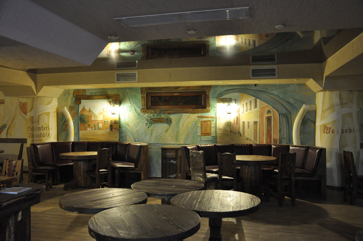 Фото автора. Тяглова Н.В. Центральная часть росписи стены в кафе "Старый Базар". Здесь роспись разрывает и расширяет пространство, делает выше низкий потолок.