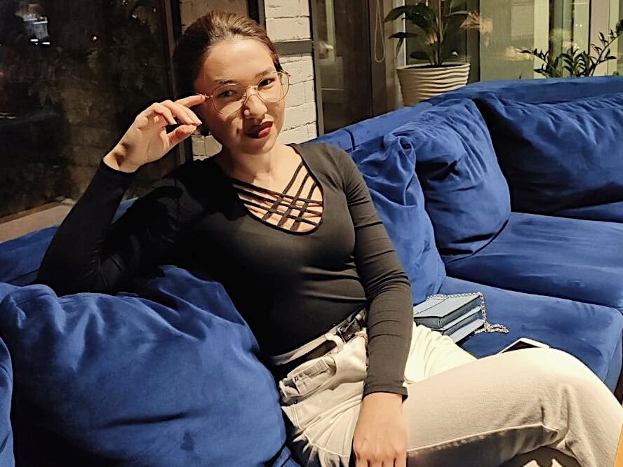 В вечернем образе яркая помада всегда актуальна. 