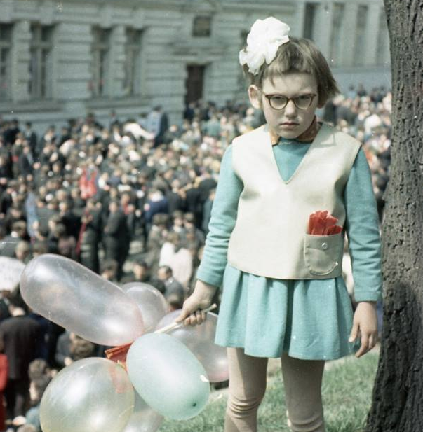 2 фото девочки с шариками от фотографа Ильи Павлюка, 1968 год, Киев