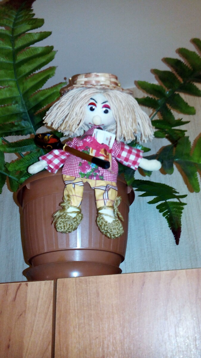 Высоко сижу, внимательно за всем смотрю. Наш Домовенок Кузя