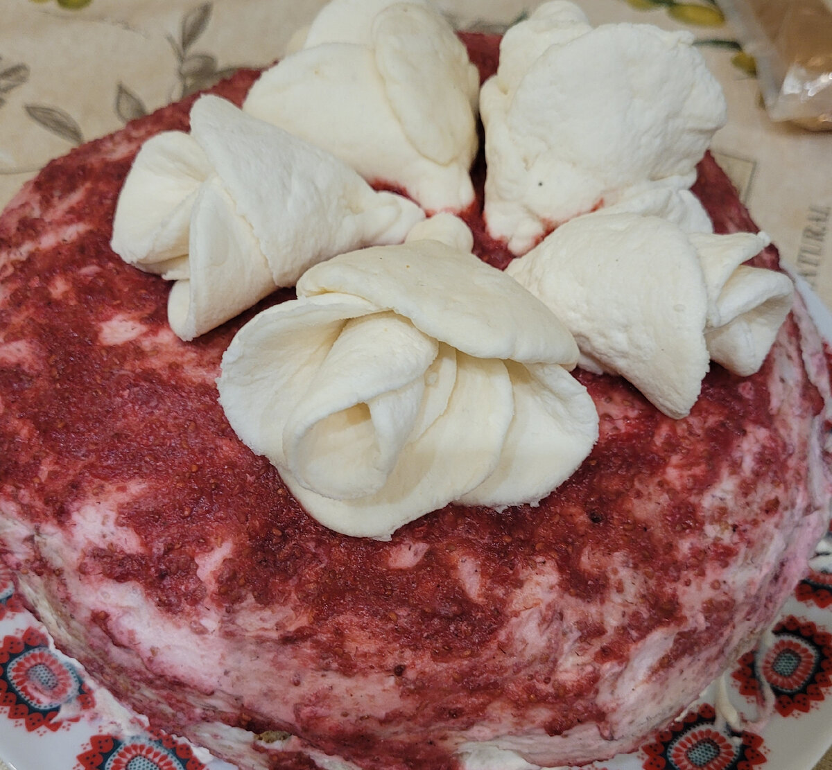 Ягодно-бисквитный с розами из маршмеллоу