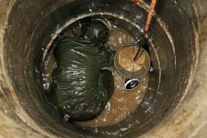 Работенка не из приятных. |Фото: strojdvor.ru.