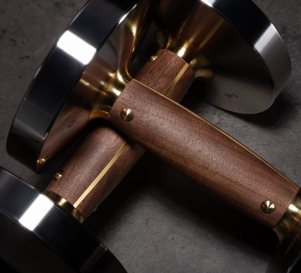 Лаконичный дизайн и приятная на ощупь текстура древесины грецкого ореха