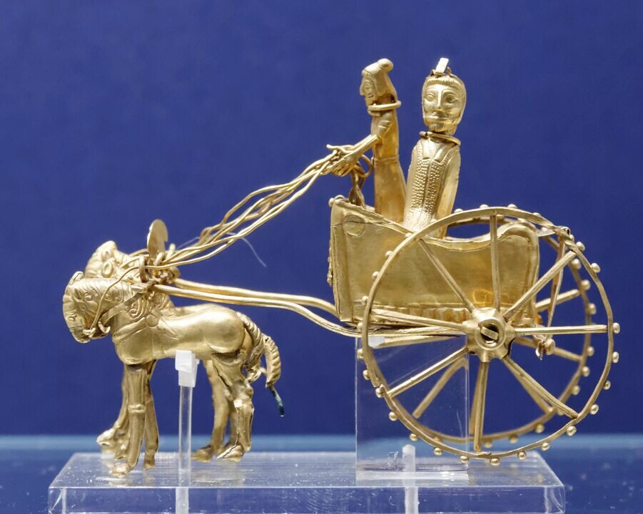 https://upload.wikimedia.org/wikipedia/commons/4/4e/Chariot_model_from_the_Oxus_Treasure_1897.12-31.7.jpg