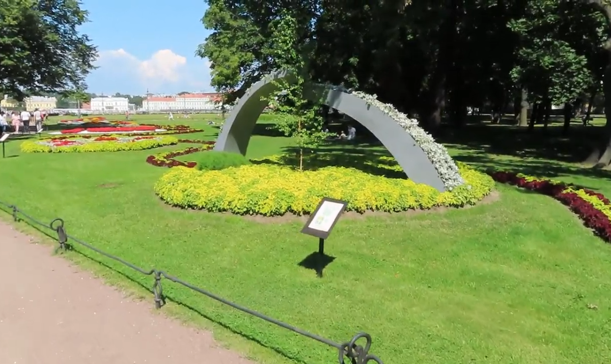 Александровский сад летом