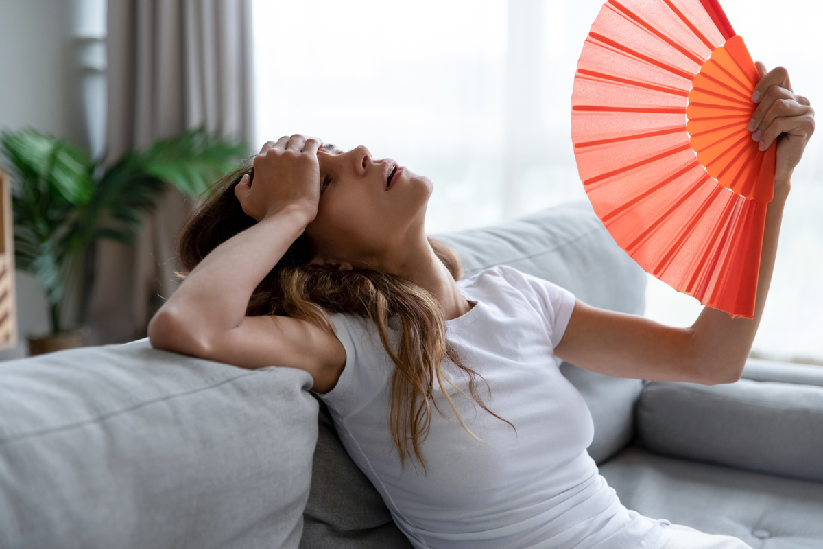 В норме мы потеем, когда жарко. И это нормальная реакция организма для увлажнения и охлаждения кожи. Во время сна обычно все процессы замедляются, в том числе и выделение пота.