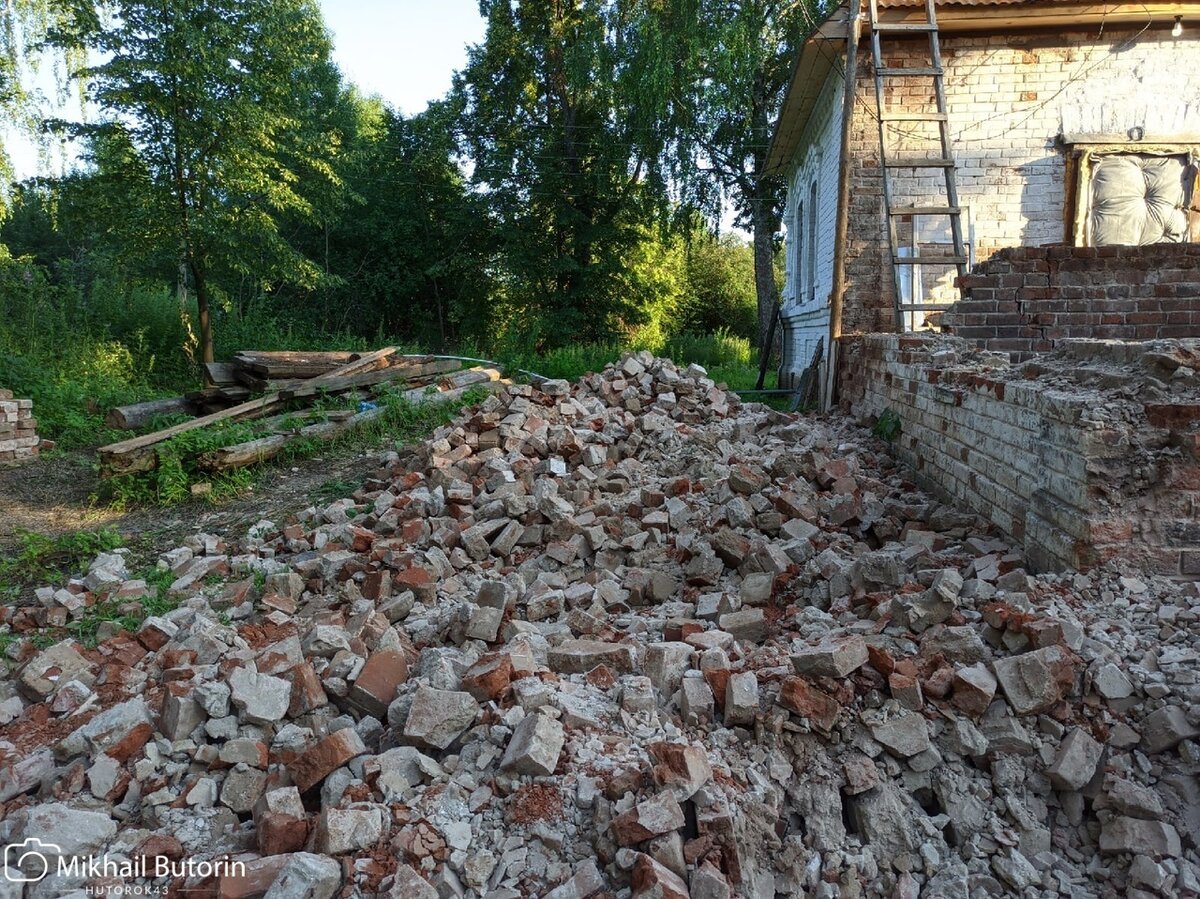 Первая победа на кирпичном поприще. Двор дома прадеда вновь становится чище  | Вятский Хутор | Дзен