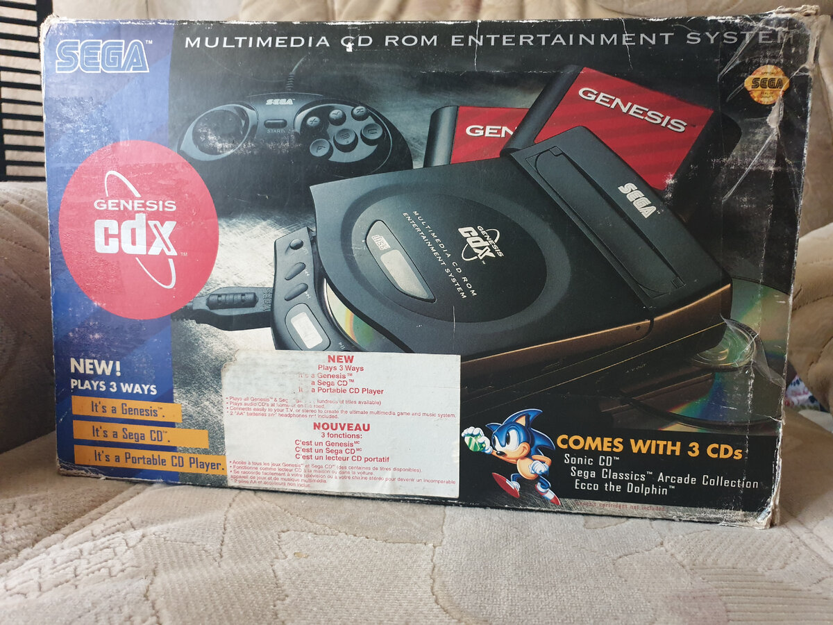 Лицевая сторона коробки от CDX. Белая наклейка говорит нам о том, что приставка предназначалась для канадского рынка. (Наклейка на английском и французском).