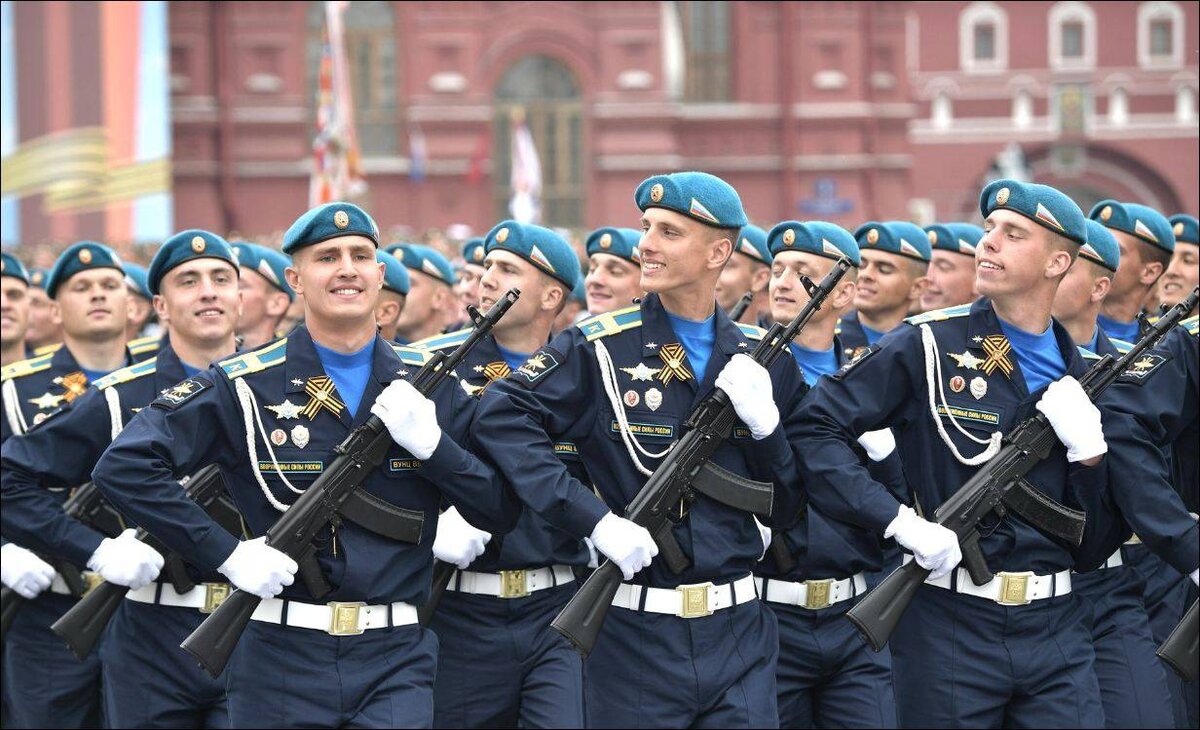 Берете отмечайте. Парад. Парад Победы. Десантники на параде. Десантники на параде Победы.