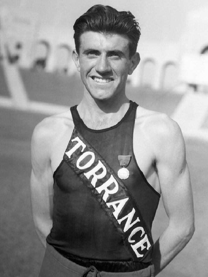 Луи Замперини на соревнованиях по легкой атлетике