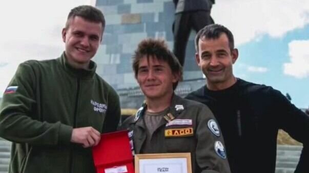     Два месяца студенты из Удмуртии помогали военным строителям восстанавливать разрушенный мемориальный комплекс на Донбассе