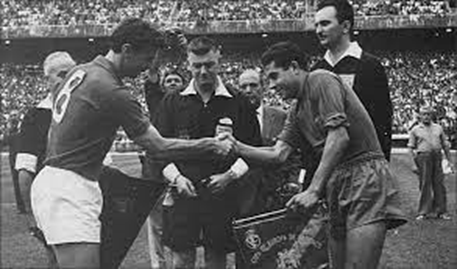 Капитаны команд сборной СССР и Испании жмут руки друг другу руки перед игрой. Фото из открытых источников.