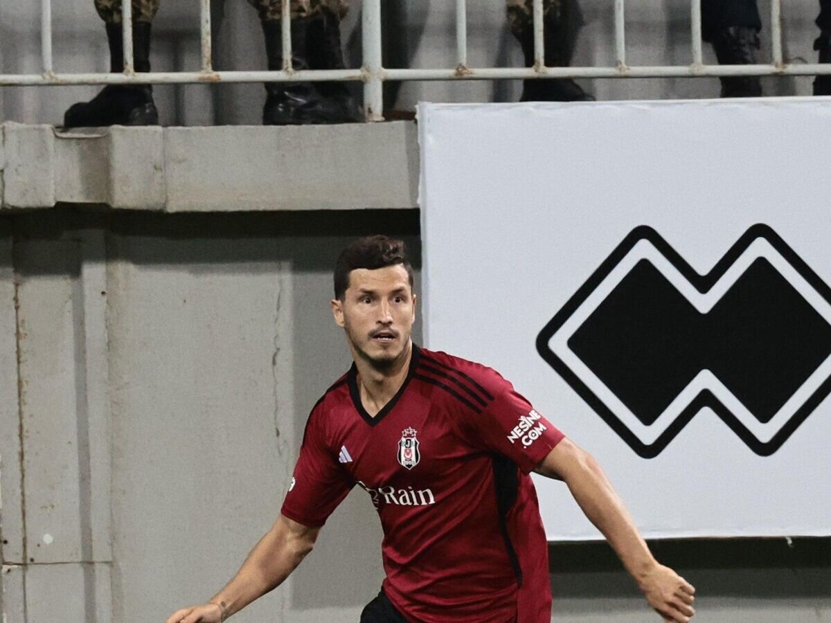    Футболист турецкого клуба "Бешикташ"© пресс-служба клуба "Бешикташ"