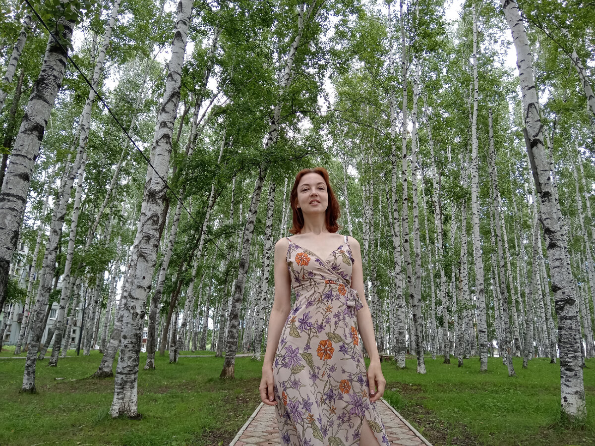 В окружении березок