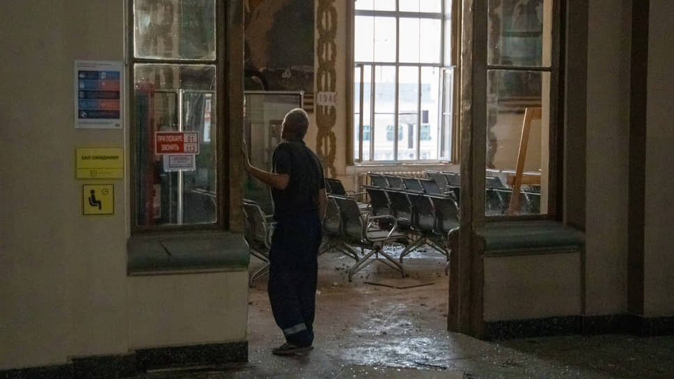 Фото: страница Романа Старовойта в Telegram📷Последствия удара беспилотника по вокзалу в Курске