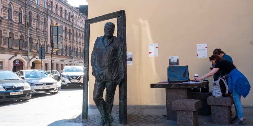    Памятник Сергею Довлатову на улице Рубинштейна.Алена Бобрович