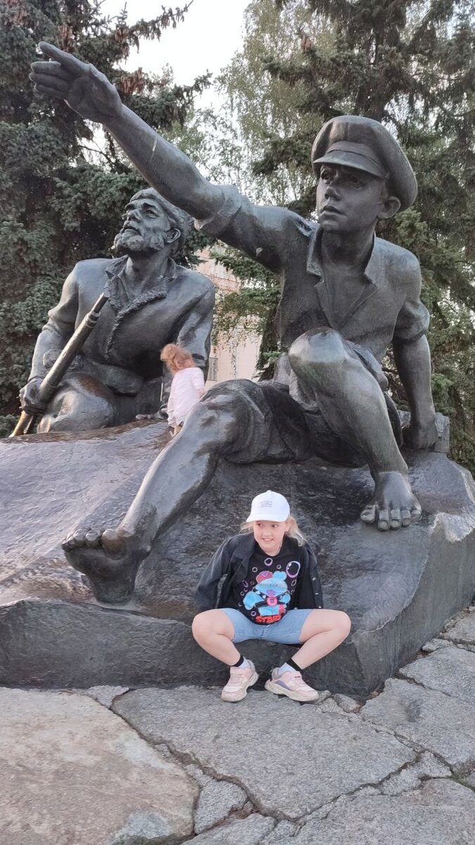 Зачем ей фото с этими неизвестными повстанцами? Наверное, мне в контент)))