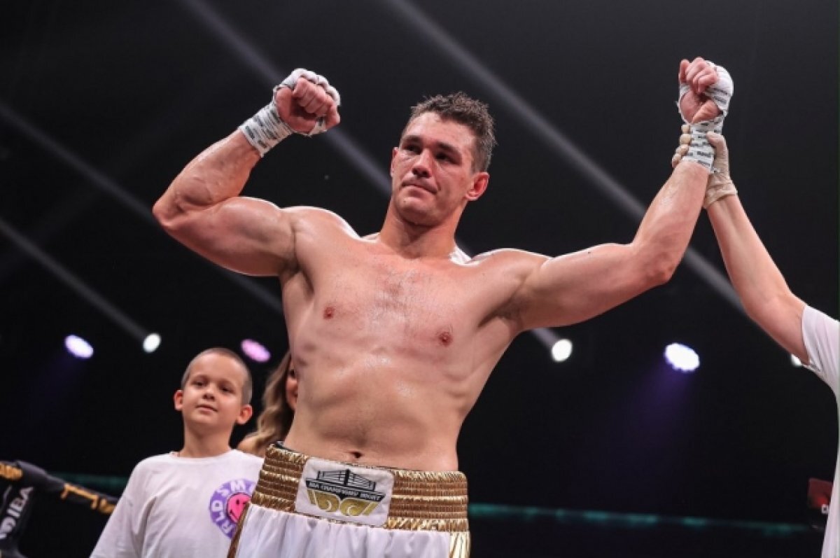    Красноярский боксёр Марк Петровский одолел эквадорца Хулио Кастильо