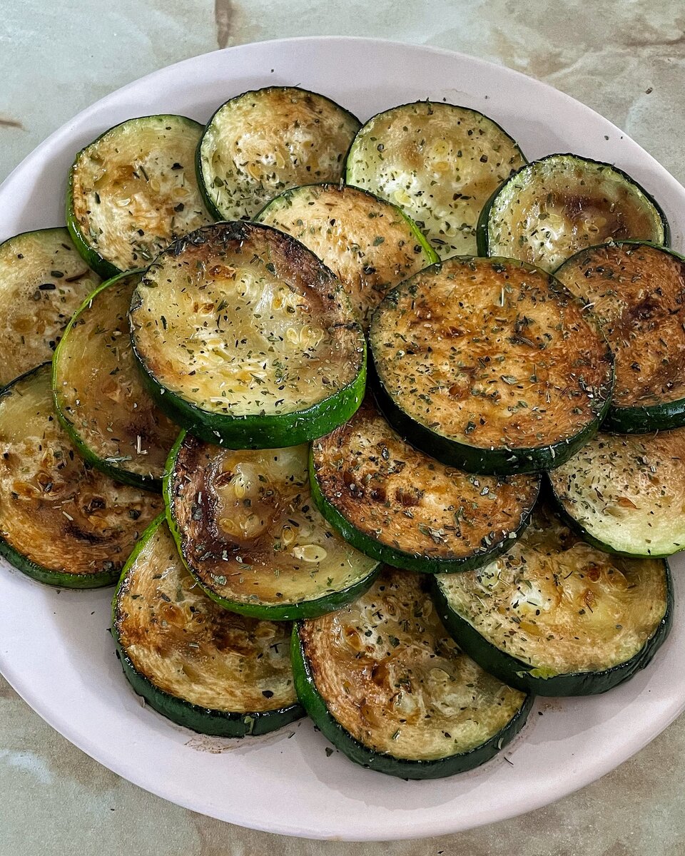 Сочный насыщенный вкус кабачков. Легко и быстро приготовить! Полезная закуска на вашем столе 👌
