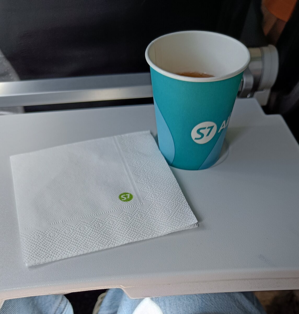 Салфеточка и стакан с фирменными логотипами.