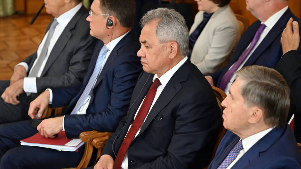 Фото: Дмитрий Азаров / Коммерсантъ📷Слева направо: министр иностранных дел России Сергей Лавров, вице-премьер Александр Новак, министр обороны России Сергей Шойгу и помощник президента России Юрий Ушаков Ушаков во время встречи Владимира Путина и Реджепа Тайипа Эрдогана