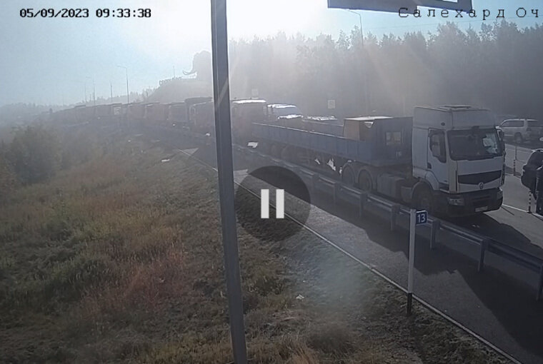    Автомобильная очередь со стороны Салехарда
