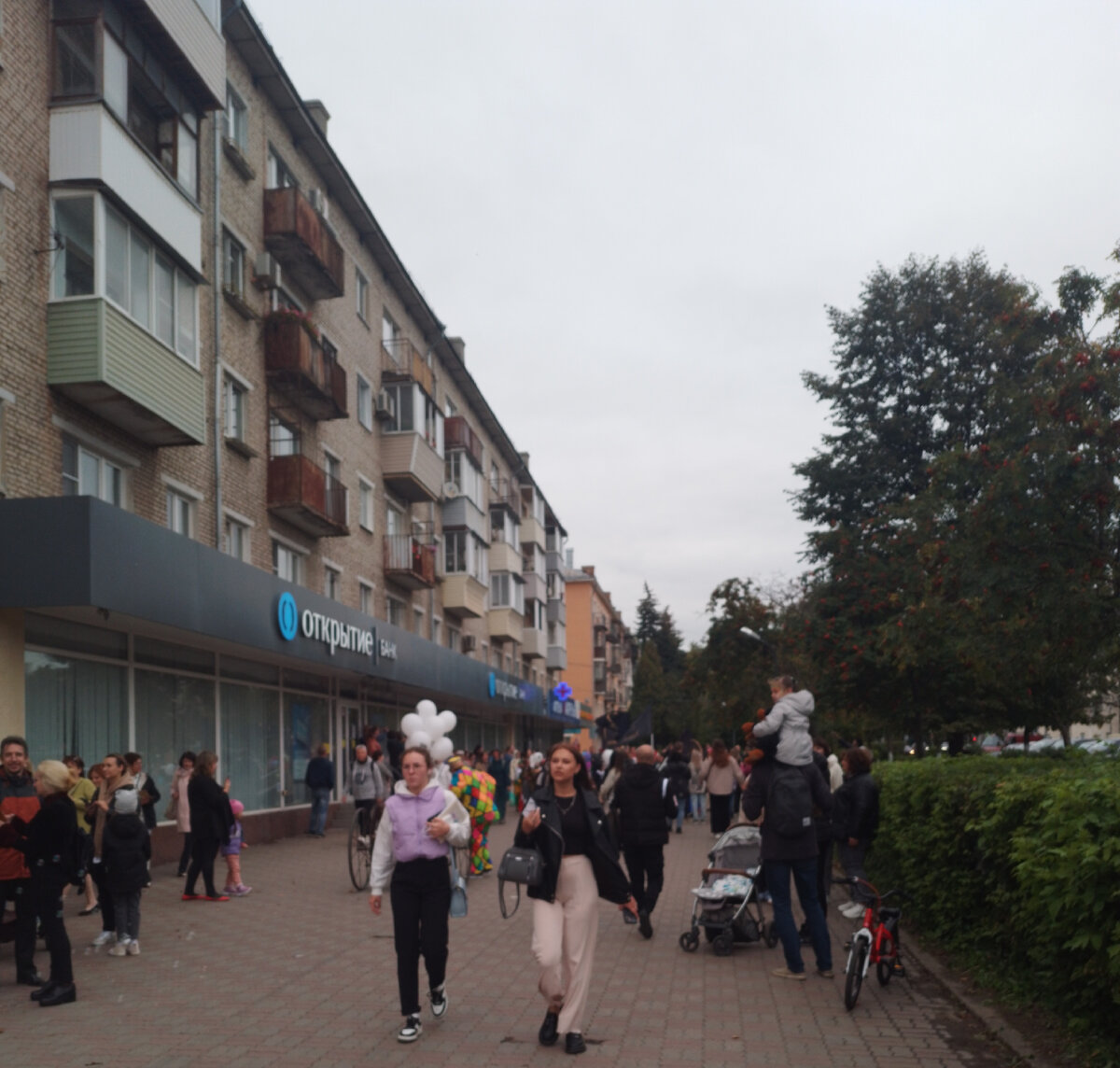 По уже сложившейся традиции, в Туле,  в дни города проходит "Театральный дворик".  В этом году- это уже XV Международный фестиваль уличных театров. 9/09/2023. 16:00.-3