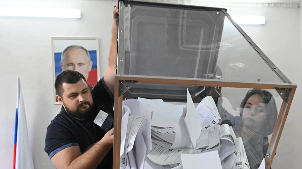 Фото: Анатолий Жданов / Коммерсантъ📷Единый день голосования: члены участковой избирательной комиссии перед началом подсчета голосов