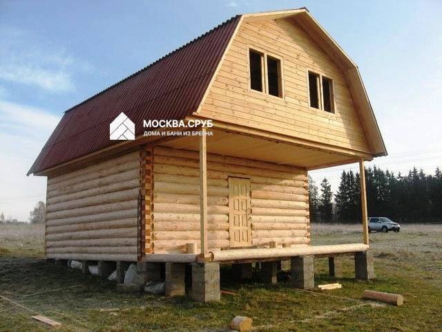Сруб дома с мансардой. Размер 8х8 с выносом бревна под террасу 2,5 метра. Пока без обшивки и без финальной отделки. Фундамент столбчатый.