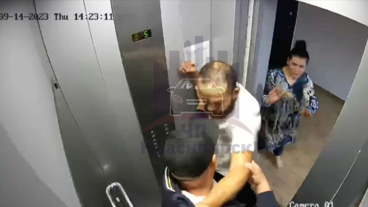    В Красноярске двое мужчин устроили драку в лифте жилого дома, а потом продолжили драться на детской площадке.